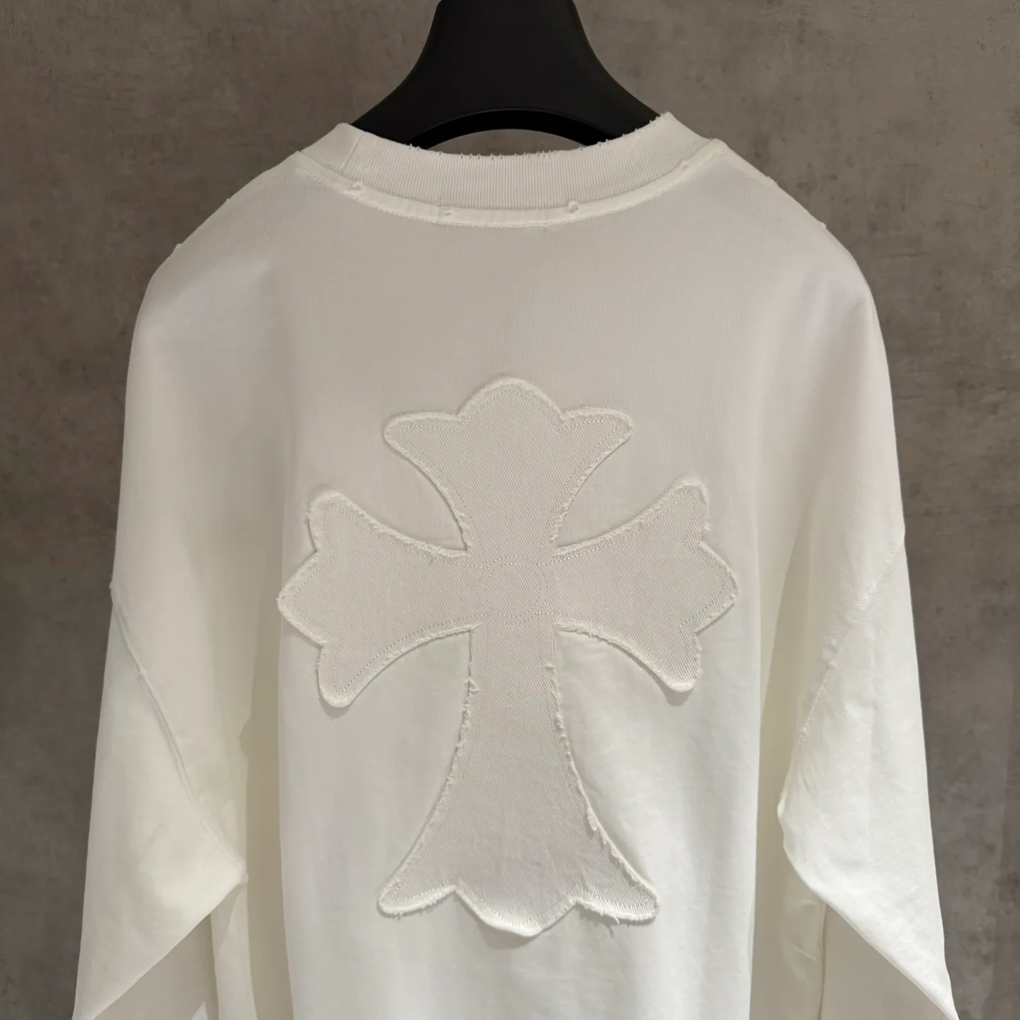 🅿️350 [Strict quality control] CH Crow Heart's new appliqué embroidered long-sleeved sweatshirt T-shirt. Heavy 340g double yarn fabric. Wash the whole garment twice. Frayed and torn on all four sides. Heavy fabric. The neckline is made of icy Salona. Loose fit. Deep, wide and stylish. No deformation or shrinkage. Color: 3 colors, black, white and gray. Size: M-2xl